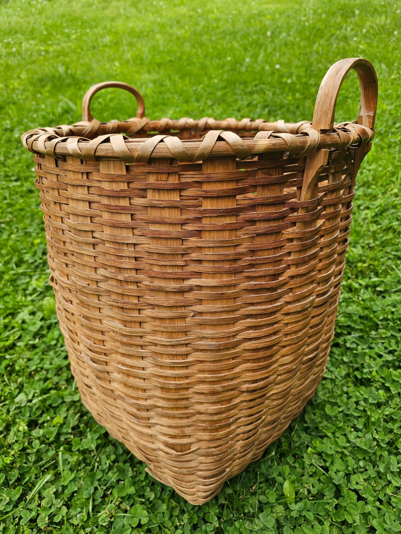 Close-up of the good side of a Taghkanic basket showing the woven black ash splint and the wrapped rim.